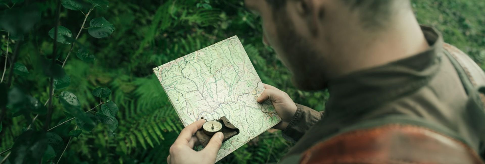 teaser-mann-mit-kompass-(c)-jonas-sanislo-pixabay.jpg